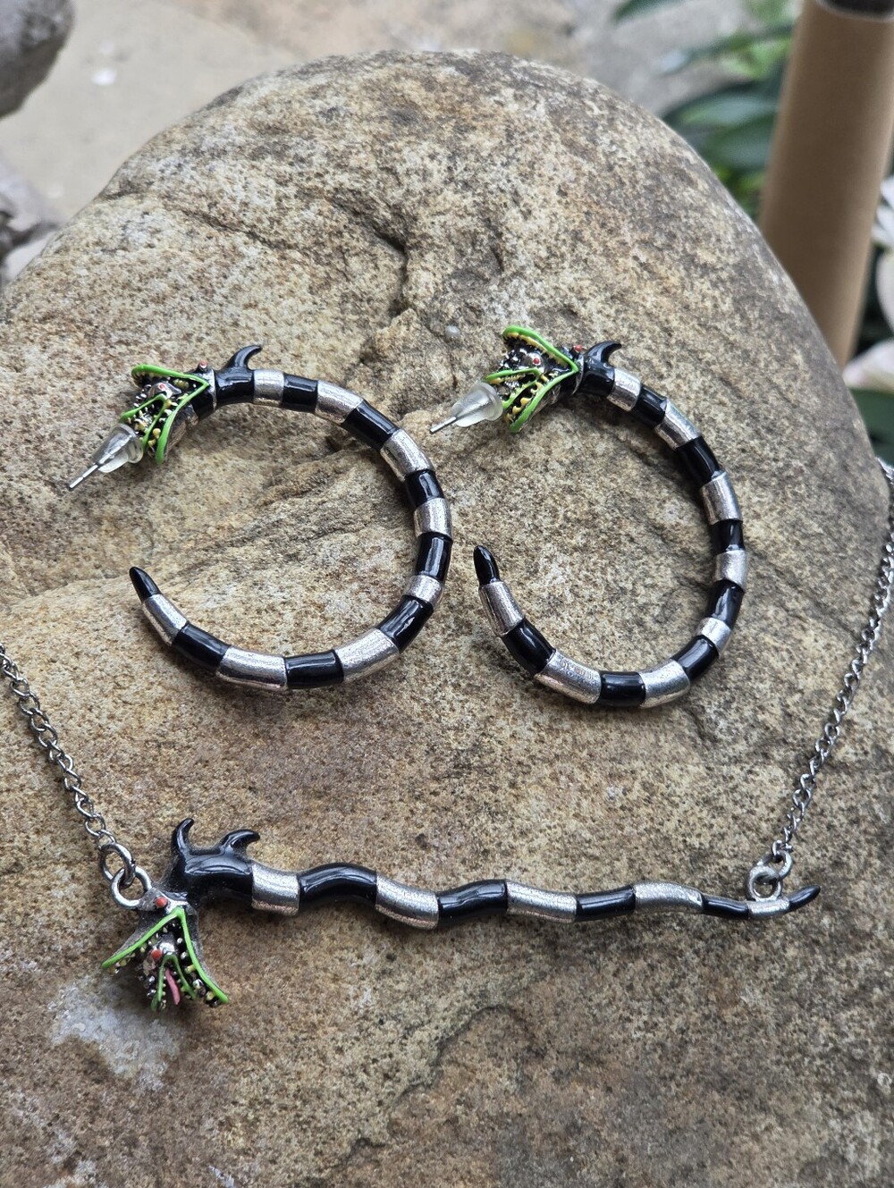 Hot Topic Beetlejuice Sandworm Necklace & Hoop Earrings Set NWOT Rare Gothic - Picture 3 of 10